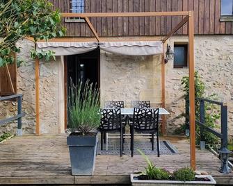 Air-conditioned gîte for 2 to 4 people, -5 min from St Emilion. Enclosed/private parking - Vignonet - Patio
