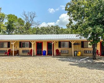 Less Than A Mile From Lake Fork-Updated-Bass Bungalow-Rm 7 - Quitman - Edificio