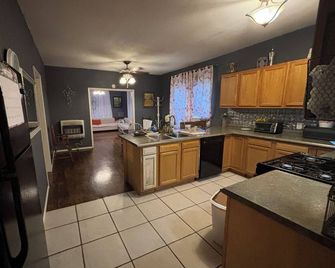 Peaceful 3 bedroom home and room for 4 boats near Atoka, McGee, and Sardis Lake - Stringtown - Kitchen