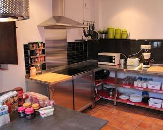 Makuto Guesthouse Hostel - Granada - Phòng bếp