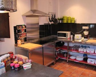 Makuto Guesthouse Hostel - גרנדה - מטבח