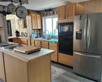 Lakeside 2-bedroom lodge in beautiful Cooper Landing with discreet privacy! - Cooper Landing - Kitchen