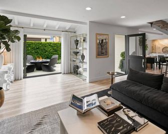 Casa Lenta · Ultra Luxe Beach House steps from the Sand! - Solana Beach - Living room