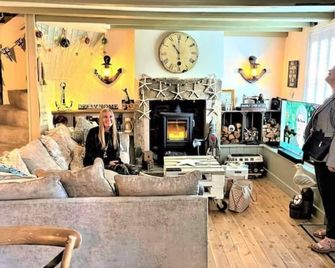 Beach cottage + patio & parking, 2 minutes walk to beach! - Robin Hood's Bay - Sala de estar