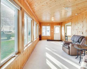Lakefront Aitkin Home w/ Sunroom: Walk to Beach! - Aitkin - Living room