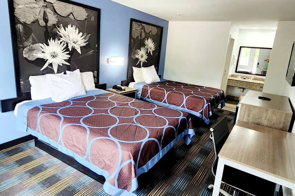 Bedroom view of Super 8 by Wyndham Shreveport