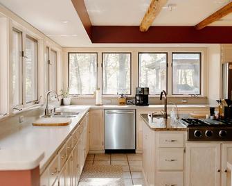 Secluded Bay of Beaver Dam Lake - Northwoods WI Paradise - Cumberland - Kitchen