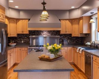 Lodge, fishing, trails, celebrations,anniversaries, corporate parties, birthdays - Oneida - Kitchen