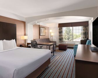 La Quinta Inn & Suites by Wyndham Bakersfield North - Bakersfield - Bedroom