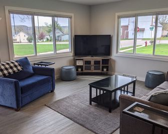 Renovated 2bed-1bath home, Lake WI, Ferry, Devil's Lake! - Merrimac - Sala de estar