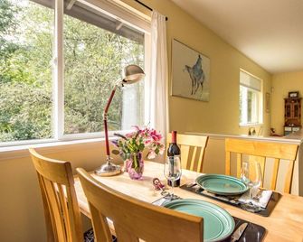 Clubhouse Get-away on five acres - Poulsbo - Comedor