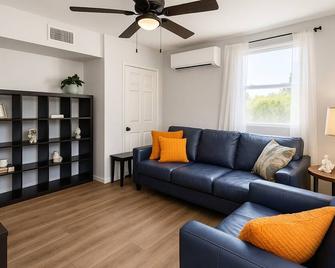 Downtown Loft, Wi-Fi, Pet Friendly, Walk to Cafes, Remote Work Ready, Laundry - Globe - Obývací pokoj