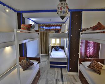 Yogis Guest House - ג'ודפור - חדר שינה