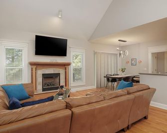 Cozy Colors Hideaway - St Joseph - Living room
