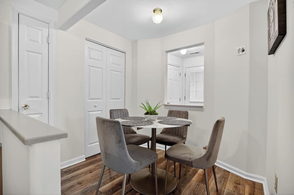 Cozy 2-bedroom house near Rowan Univ.. Inspira Medical Ctr., Phila, AC, and NYC