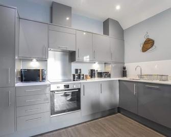 Elliot Oliver - Luxurious Two Bedroom Apartment in The Docks - Gloucester - Kitchen