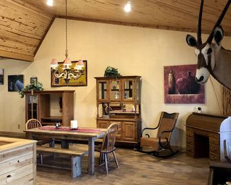 Secluded 3 Acres on the White River. Custom Cabin with HotTub and Fire Pit!!! - Calico Rock - Dining room