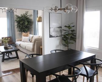Modern tranquility minutes from Providence - Pawtucket - Dining room