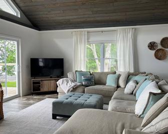 Level Seneca Lakefront Villa with Gorgeous Sunsets 3,510 sq. ft. - Lodi - Sala de estar