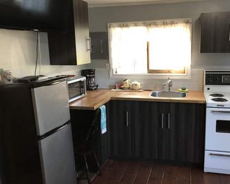 Medium Cottage, 2 min Walk to Beach, BCC #3 - Wasaga Beach - Kitchen