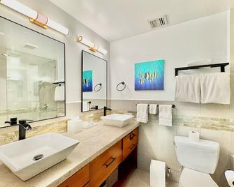 Infinity Bay Building 1 Second Floor, No Resort Fee, Breakfast And Gym Included - Coxen Hole - Baño