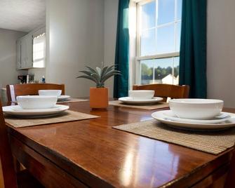 Economy Stay near Fort Campbell - Oak Grove - Dining room