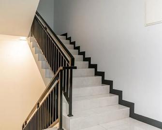 RedDoorz near Lippo Mall Puri - Yakarta - Escaleras