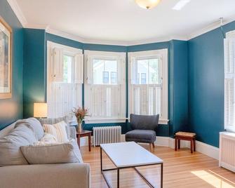 Charming 3-Bedroom Home Near Downtown Portsmouth! - Kittery - Living room