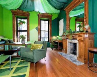 The Green Room: 70s Groove Themed Studio - New York - Living room