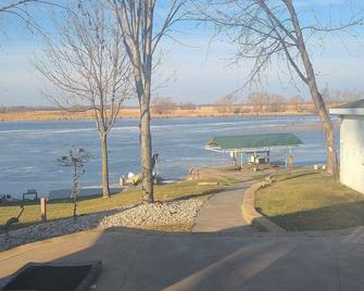 Studio cottage at mouth of the Fox River - Omro