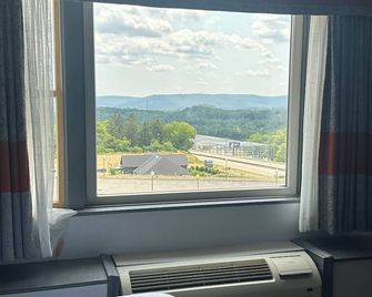 Inn at Mountainview - Greensburg - Balkón