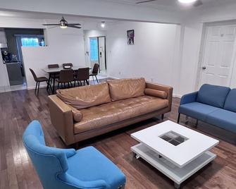 Modern and spacious villa close to NYC/Brooklyn/Queens/Garden City - Westbury - Living room