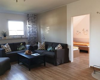 Apartment just minutes from the Jade Bay / North Sea for the family - Wilhelmshaven - Living room