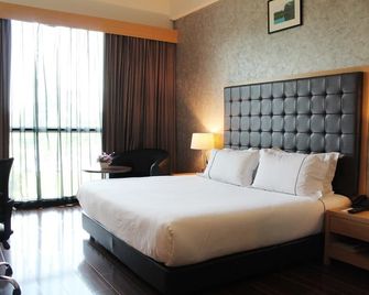 Symphony Suites Hotel - איפו