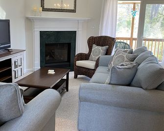 Island Pony - Outstanding 3 Br W/F Duplex/Community Pool No Linens - Chincoteague - Wohnzimmer