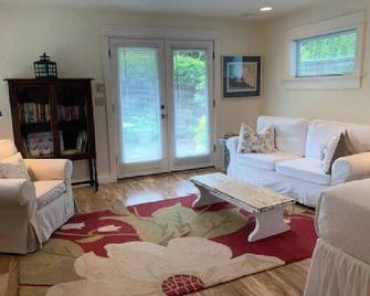 Courtyard Studio Apt - Langley - Living room