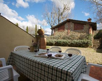 Authentic Farmhouse with Pool, Hot Tub, Playground, Garden - Poppi - Terasa