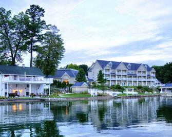 Bay Pointe Inn - Shelbyville - Building