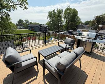 Charming one-bedroom Ausable View apartment centrally located in Grand Bend. - Grand Bend - Balcony