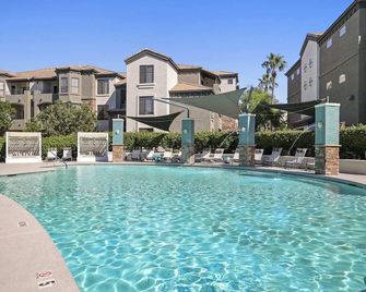 Cozy Suites Glendale - Glendale - Pool