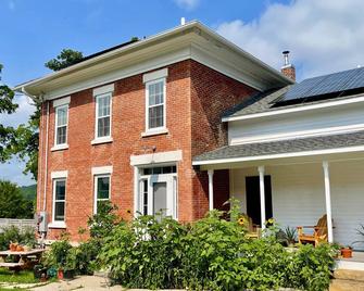 Decorah House- Airy, modern, full of natural light, 5 blocks to downtown - Decorah - Building