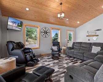Lakefront home, Beach, Hot tub, Sunsets, Firepit, near McLain State Park - Hancock