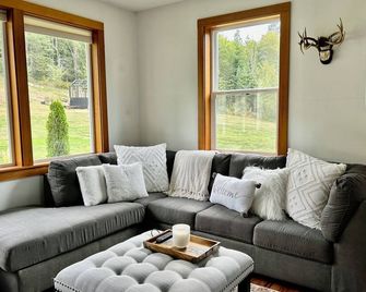 Wildcat Cottage - Port Angeles - Living room