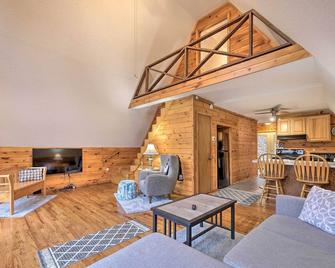 Cozy Yatesville Lake Cabin Rental in Louisa! - Louisa - Living room