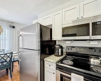 Parking - King Bed - Water Front - Palm Wave Says - Coconut Creek - Kitchen