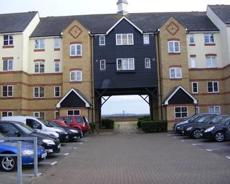 River View Studio Apartment 4 Min Walk To Beach & 1 Hour To London - Grays - Building