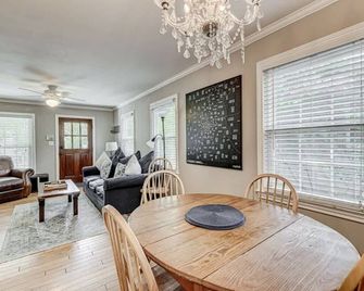 Charming bungalow, deck & fire pit - Indianapolis - Dining room