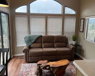 Rogue River Landing Resort Cabins - Gold Beach - Living room