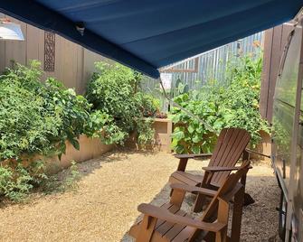 Tin Louie Airstream Camper - Raleigh - Patio