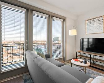 Arlington Classy Studio Apartment - Arlington - Living room